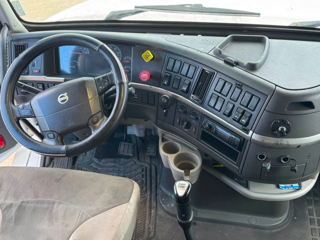 2011 Volvo VNL 670 Sleeper Cab Truck for sale — photo 3