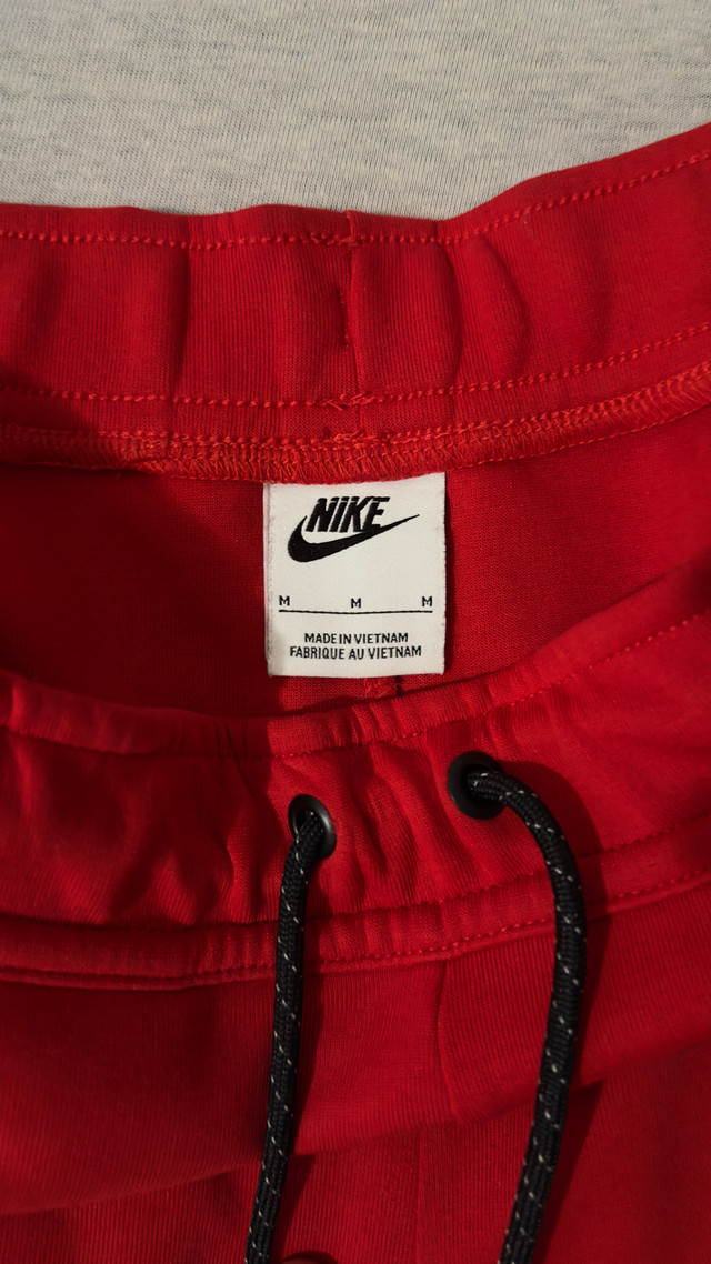 Jogging Nike tech fleece rouge dans Hommes  à Ville de Montréal - Image 3