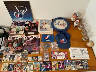 Lot de 40 d'objets de collection des Expos de Montréal: calendri, View more