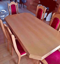 Beautiful used like new dining table and chairs