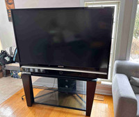 TV 56” avec meuble en verre et bois