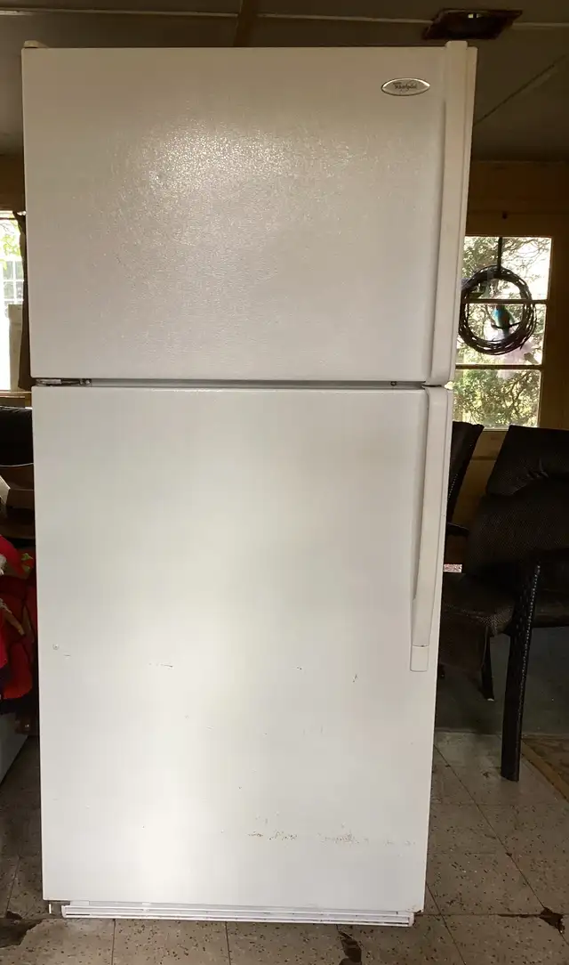 Réfrigérateur Whirpool, 18 pieds cube. in Refrigerators in Québec City - Image 2