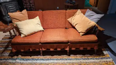 1 SOFA, 1 FAUTEUIL ET 1 FAUTEUIL BERÇANT EN TISSU (BON ÉTAT), View more
