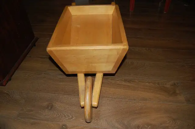 Brouette decorative pour plantes / Wheelbarrow planter in Outdoor Décor in Longueuil / South Shore - Image 4