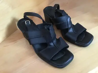 Sandales noires en cuir, View more