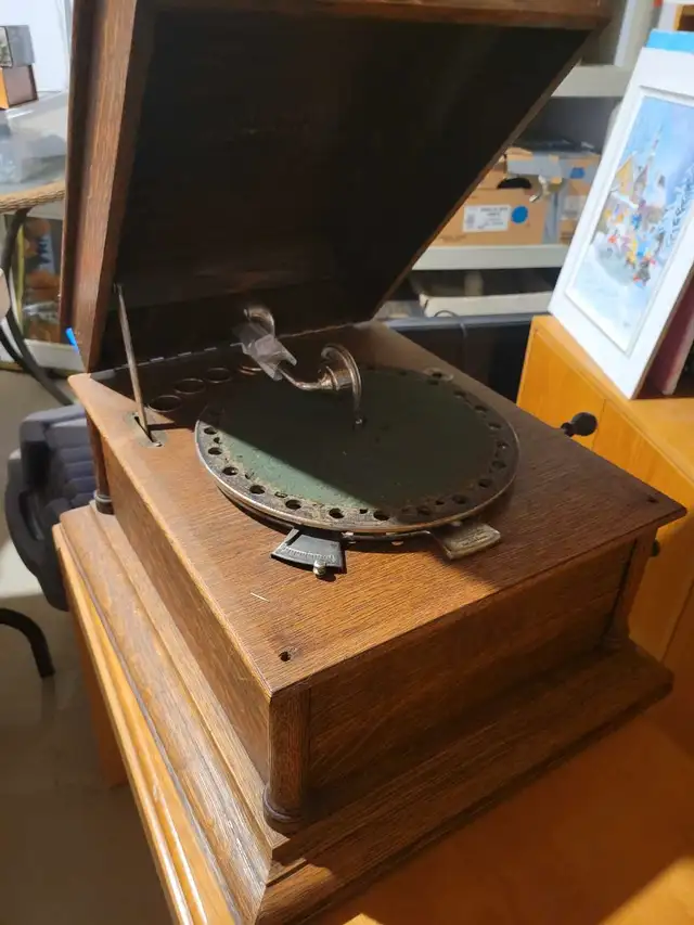 antique record player63234779603587120