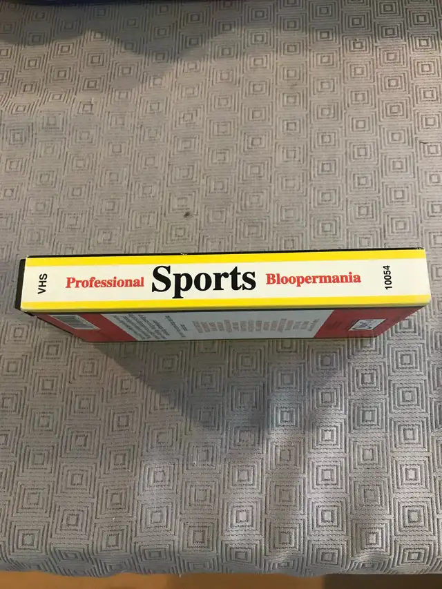 VHS TAPE Professional Sports Bloopermania 1990 $5 in Sports Teams in City of Montréal - Image 4