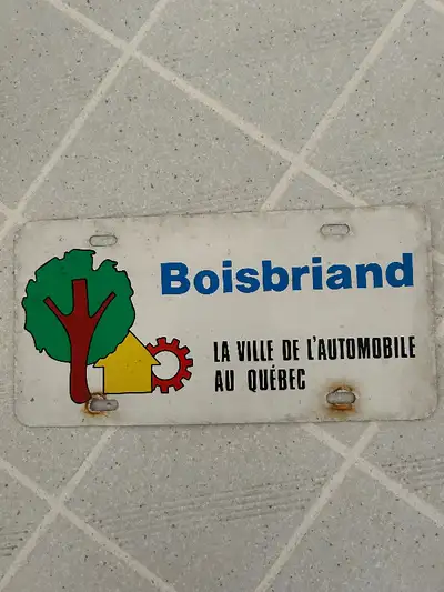 Plaque d’immatriculation vintage de la ville de Boisbriand datant des années de la GM. « La ville de...