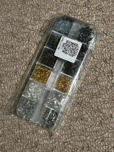 These brand new jewelry-making claw clamps and jump rings come in assorted colours and are perfect f...