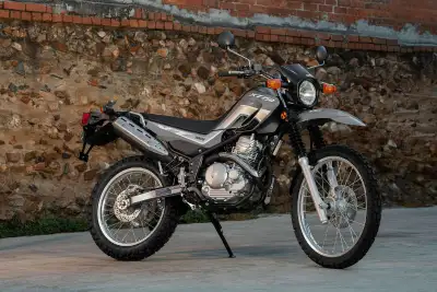 2024 YAMAHA XT250 Dual sport (on/off road) Has added custom hand guards and back rack. Comes with 4...