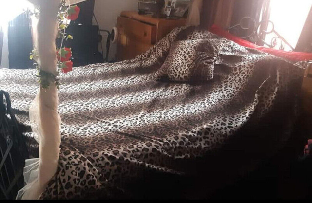 Housse de couette fausse fourrure  léopard avec coussin dans Literie  à Ville de Montréal
