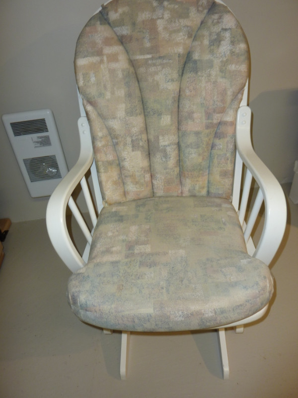 2 chaises berçantes dans Chaises, Fauteuils inclinables  à Laval/Rive Nord - Image 2