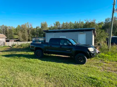 2006 Toyota Tacoma 4x4 Runs and drives excellent 416000km body is in excellent shape Phone calls onl...