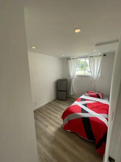 Come, take a look at this clean modern and updated room for rent very convenient location just off o...