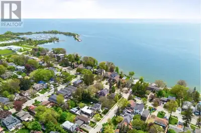 Waterfront living across from Lake Ontario on Lake Promenade Rd near Kipling and Lakeshore. 3 Bedroo...