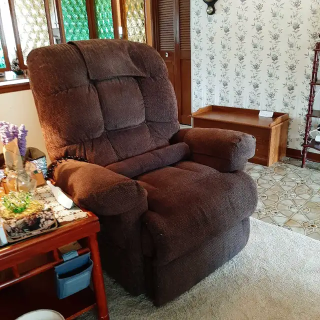 1 Reclining power  Lift chairs in Health & Special Needs in Windsor Region - Image 2