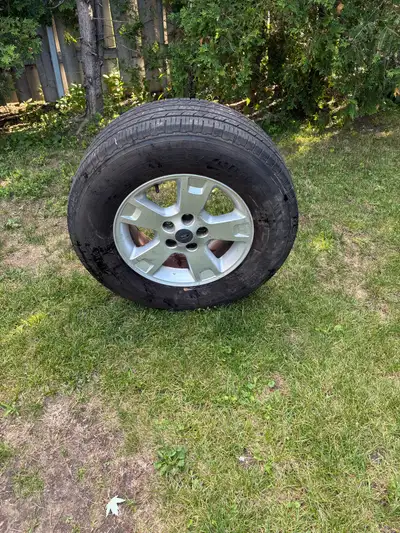 Je vends 4 roues complète avec4 pneus neufs 235/70R16 monté sur jante d'origine Ford, idéal pour com...