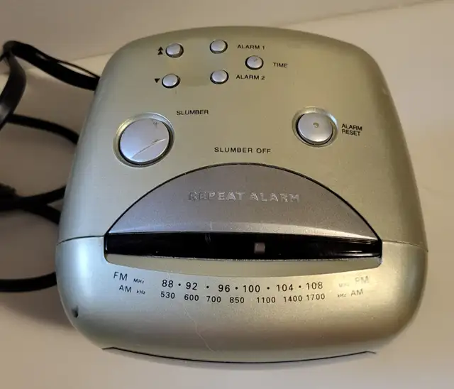 Vintage Phillips Magnavox Dual Alarm Clock Am/ Fm Radio in General Electronics in Oshawa / Durham Region - Image 8