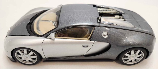 Bugatti EB 16.4 Veyron Grey / Grey 1:18 Diecast Autoart Rare in Arts & Collectibles in Kawartha Lakes - Image 4