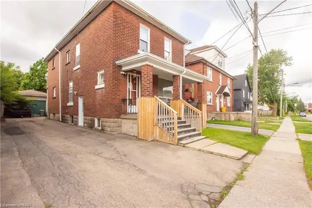 TRIPLEX FOR SALE DOWNTOWN WELLAND 