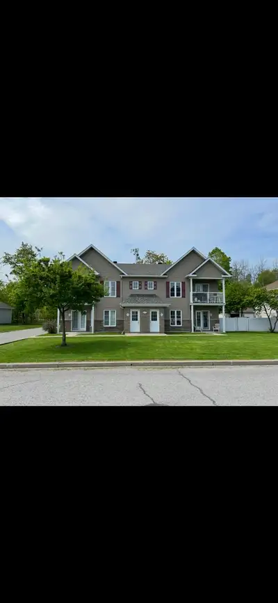 Grand 4 ½ à louer à Crabtree – 1 300$/mois Adresse : 427 4e avenue , Crabtree J0K 1B0 Disponible 1 j...