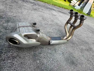 Triumph Trident 660 2023 Stock Exhaust System – Excellent Condition Selling the original exhaust sys...