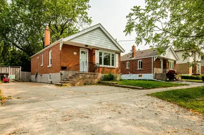 Spacious 2 Bedroom House - Scarborough - Available August 1st