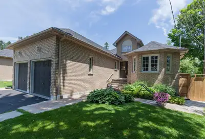 4 BEDROOM BUNGALOW MAIN FLOOR (ROOM AVAIL. TO SHARE FEMALES )