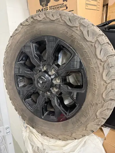 Pneu : KO2 BFGOODRICH Grandeur : LT275/60R20 Mags d’origine : ram 2500 Cummins ( 8 bolt ) 438 372-40...