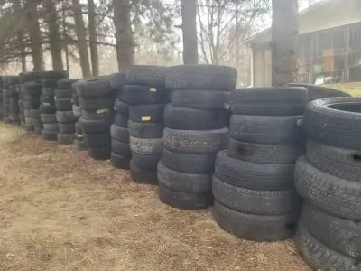 200 pneu ete environ 10$ch et 180 pneu hiver 15$ ch tous bon minimum 6-32 plusieurs pneus neuf quelq...