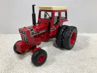 1/32 INTERNATIONAL 1466 Farm Toy tractor