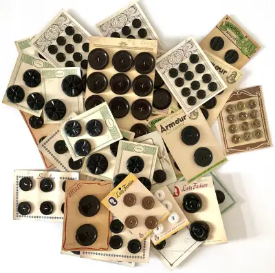 Antiquité. Collection Lot de 35 cartes de boutons anciens, View more
