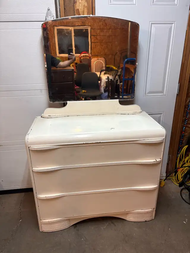 Vintage Art Deco Waterfall Dresser in Arts & Collectibles in Cole Harbour - Image 7