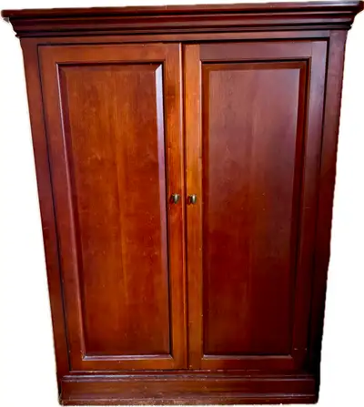 Solid wood Thomasville TV armoire in excellent condition. . Originally purchased at Mobilia. H - 158...