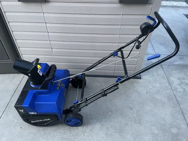 Snow Blower Electric Snow Joe 22 Snow Thrower in Snowblowers in Oshawa / Durham Region - Image 4