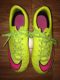 Chaussures de soccer Nike jaunes et roses Pointure 2.5