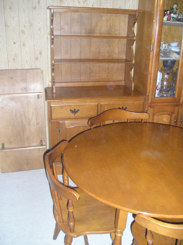 8 Pieces of solid maple dining Furniture in Dining Tables & Sets in Markham / York Region - Image 4