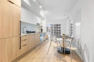 AVAILABLE JUNE 15 1 bed condo high floor at YONGE-DUNDAS Fabulous location, surrounded by famous res...