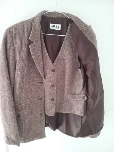 Veston et petite veste assortie - Tweed de couleur bourgogne brun -Martingale au dos du veston et de...