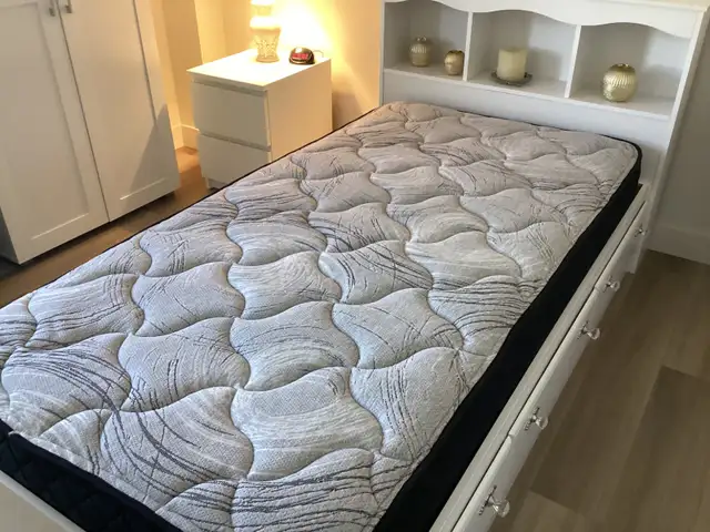 Lit simple incluent tête de lit, base  et matelas in Beds & Mattresses in Québec City - Image 3