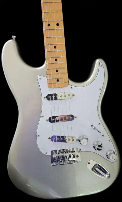Fender Stratocaster Made in Mexico Superbe condition Couleur: argent inca Les pickups sont des GFS G...