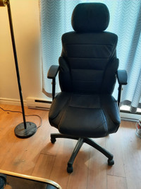 chaise d ordinateur en cuir noir en très bonne condition