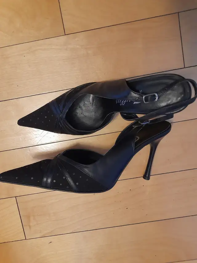 Women's black leather shoes in Women's - Shoes in City of Montréal - Image 4