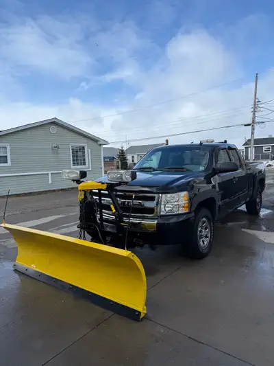 2009 chev truck forsale needs nothing, 4x4 on the floor 4.8 engine, fisher blade truck has 210,000 k...
