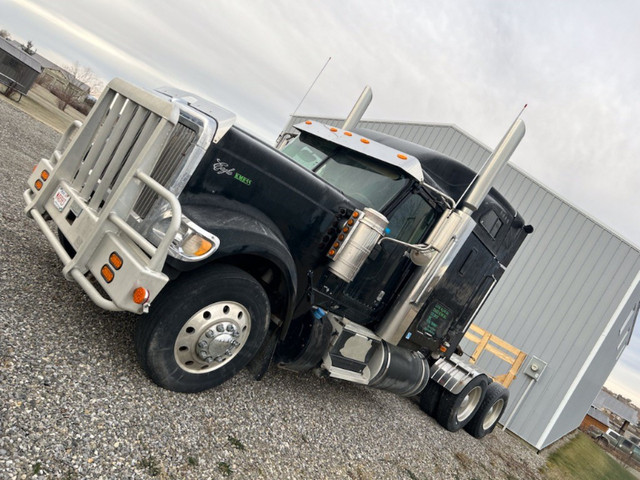 Used  2014 International 9900i Sleeper in Heavy Trucks in Calgary