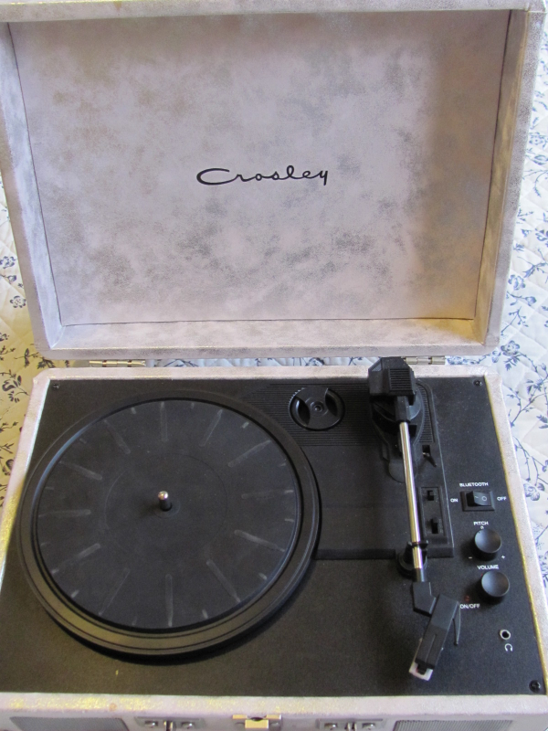 Crosley Portable Turntable in Stereo Systems & Home Theatre in Edmonton - Image 3