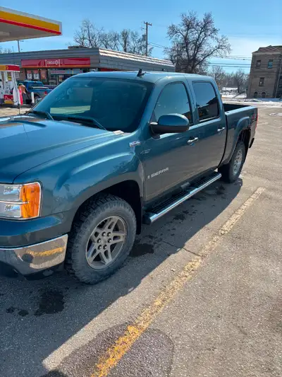 Well-maintained, fully loaded. 5.3L V8 engine, 4WD, towing capacity, block heater, power sunroof, le...