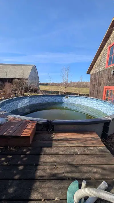 Piscine hors terre 18 pieds de diamètre par 4 pieds de haut. Pompe et filtreur. Gratuit si vous vene...