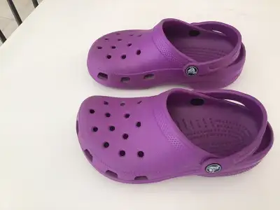These crocs are in great condition. - lightweight and fun -versatile and comfortable -great for wate...