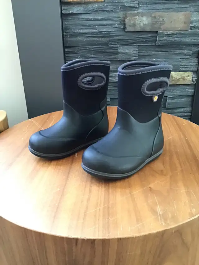 Bogs baby classic solid rain boots (size 7)  in Other in Ottawa - Image 2